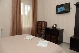 Отель Hotel Like Ахалцихе Двухместный номер с 1 кроватью или 2 отдельными кроватями и дополнительной кроватью-2
